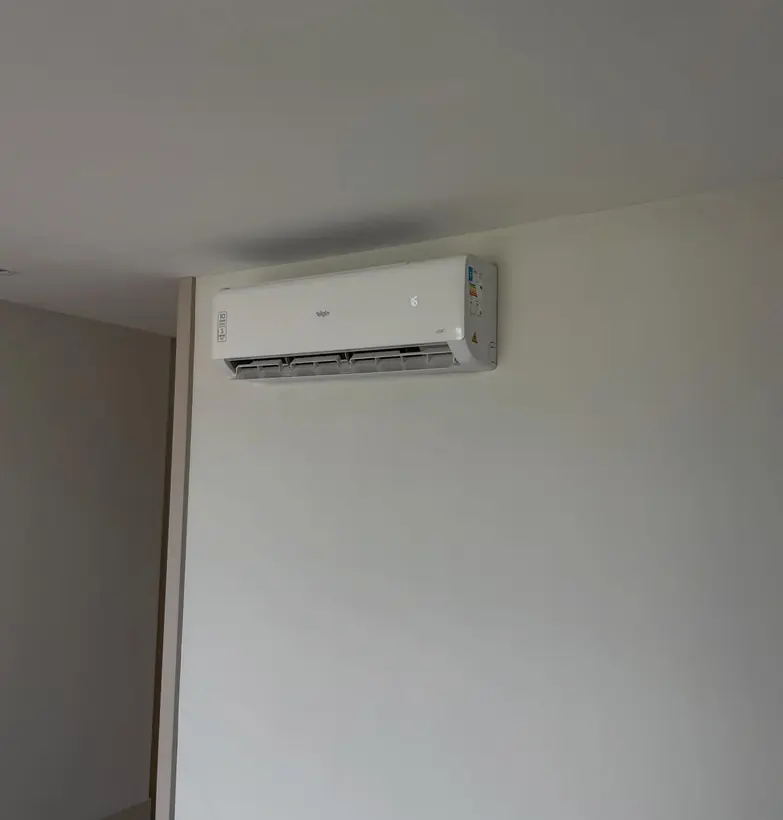 Ar-condicionado split instalado na parede de um ambiente interno